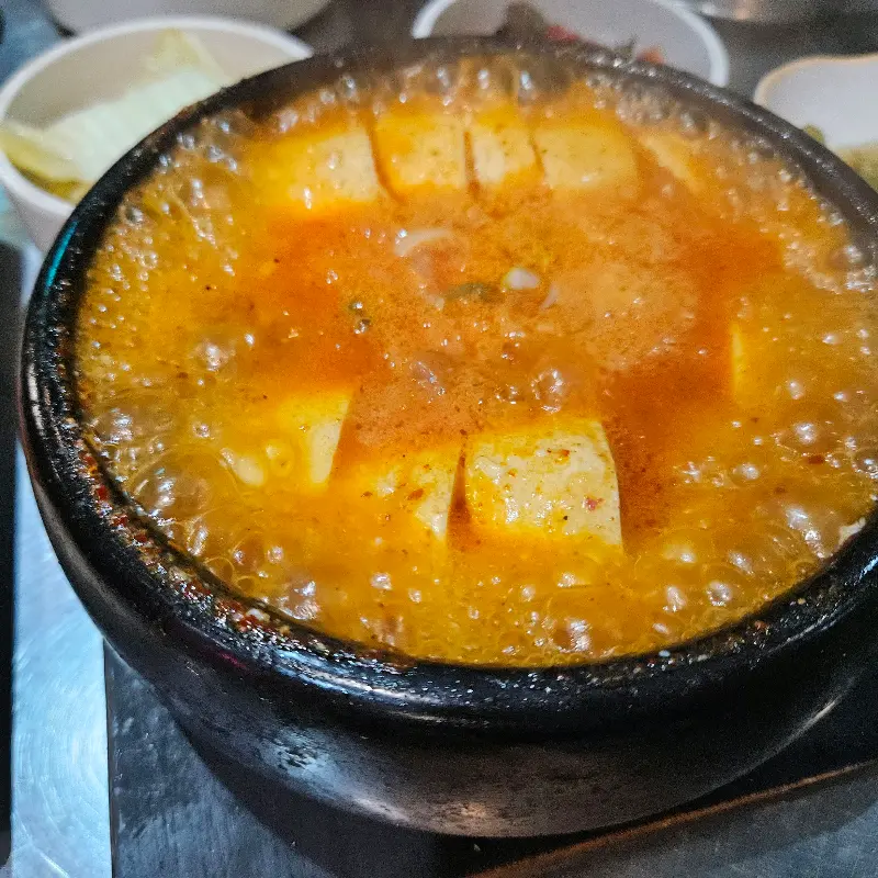 보글보글 끓는 순두부찌개