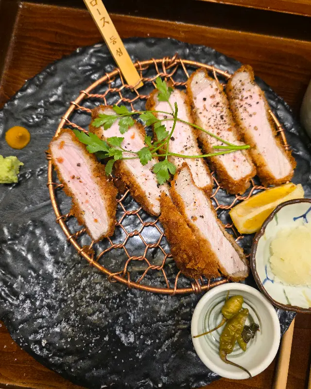 돈까스와 함께 제공되는 와사비와 레몬