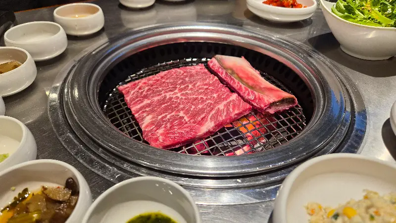 숯불 위에서 익어가는 생갈비와 왕갈비