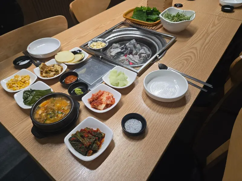 푸짐하게 차려진 한 상