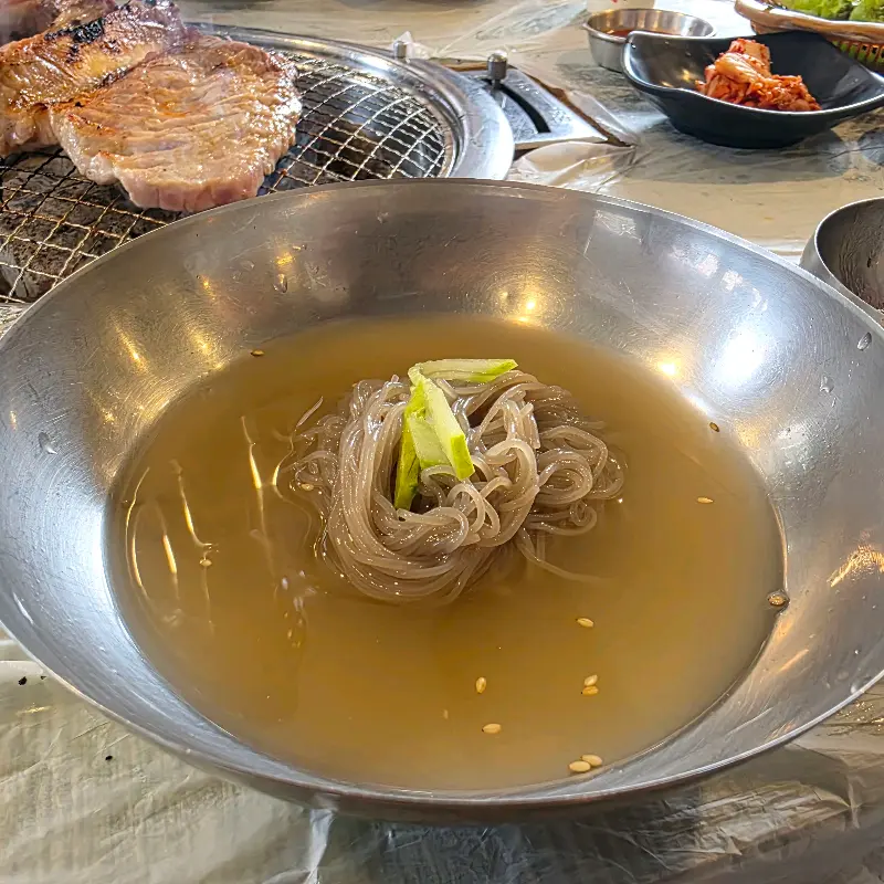 살얼음 동동 뜬 시원한 물냉면