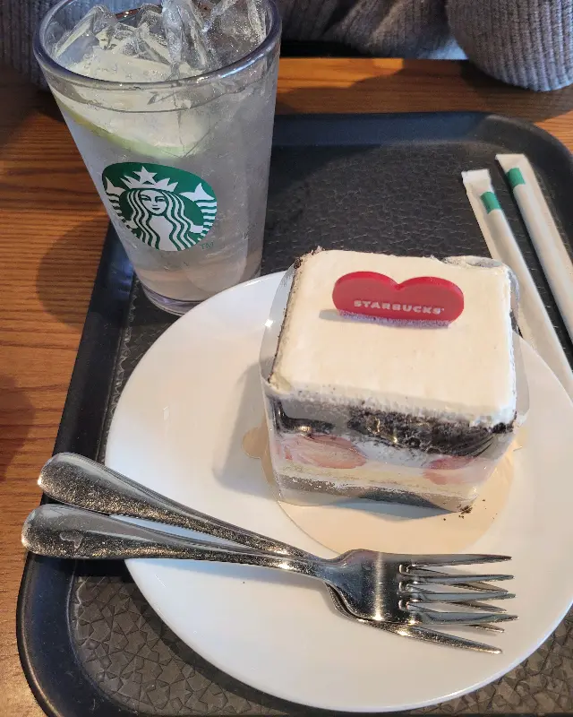 붉은 로즈 초콜릿 케이크와 아이스 음료