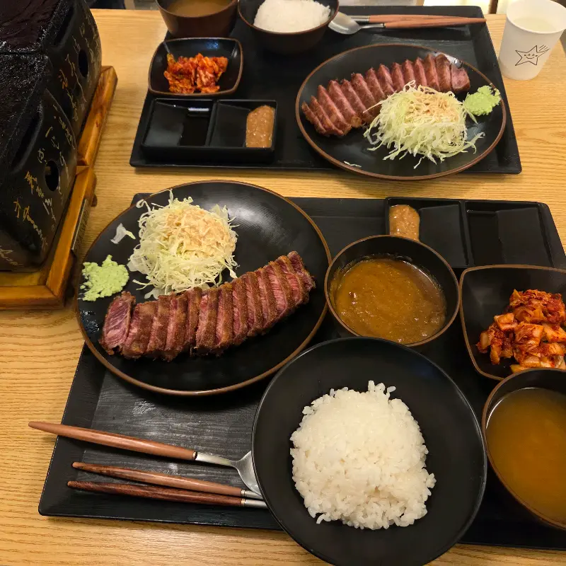 규카츠정 여의도점의 정갈한 한 상 차림