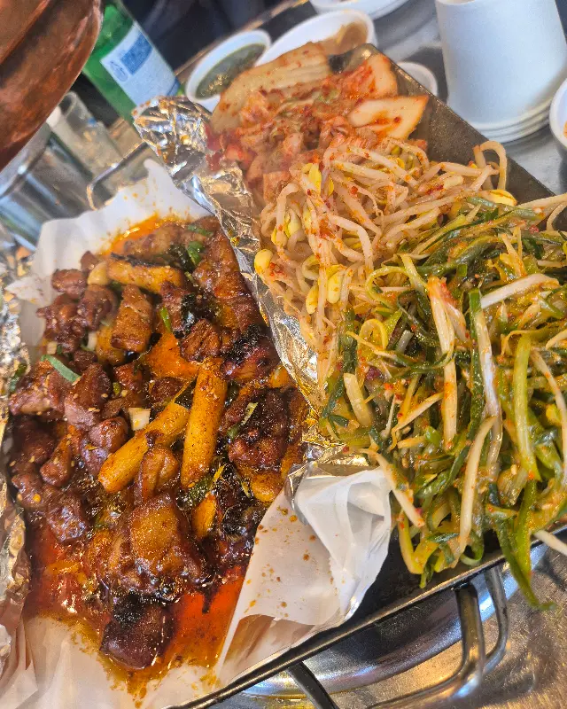 고기, 김치, 콩나물이 한데 어우러진 환상적인 볶음밥