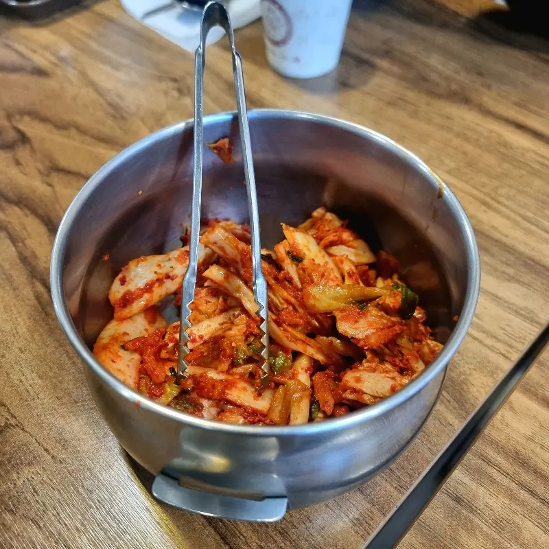 잘 익은 김치가 스테인리스 양푼에 담겨 있는 모습