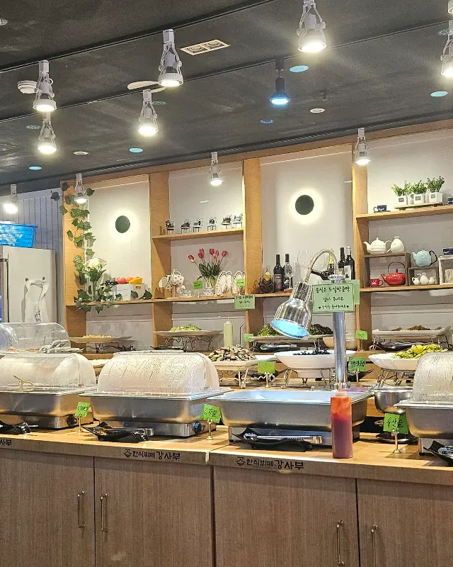 다양한 음식이 준비된 뷔페 코너