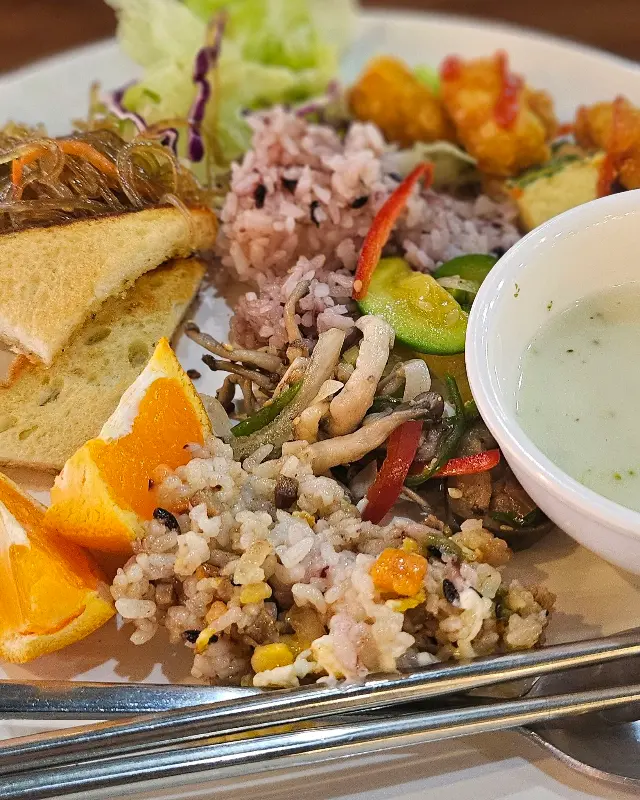 다채로운 뷔페 음식