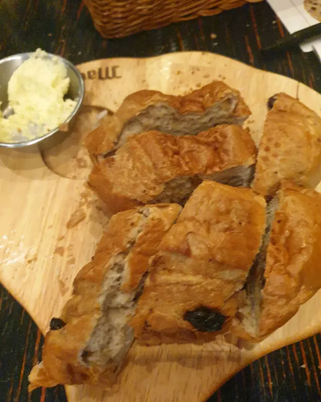 따끈한 식전빵과 갈릭 버터