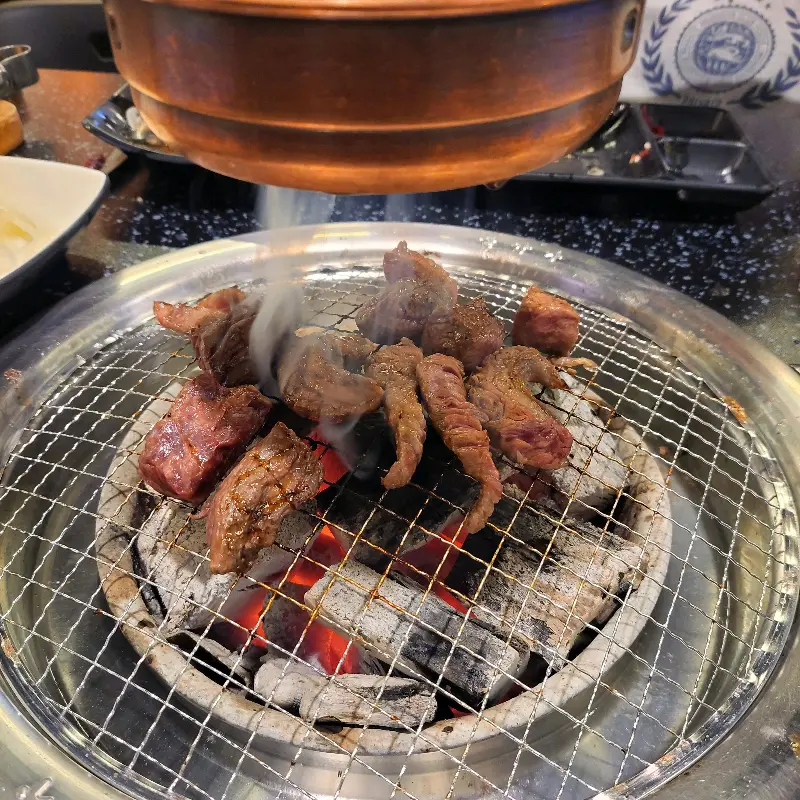 숯불 위에서 익어가는 소고기