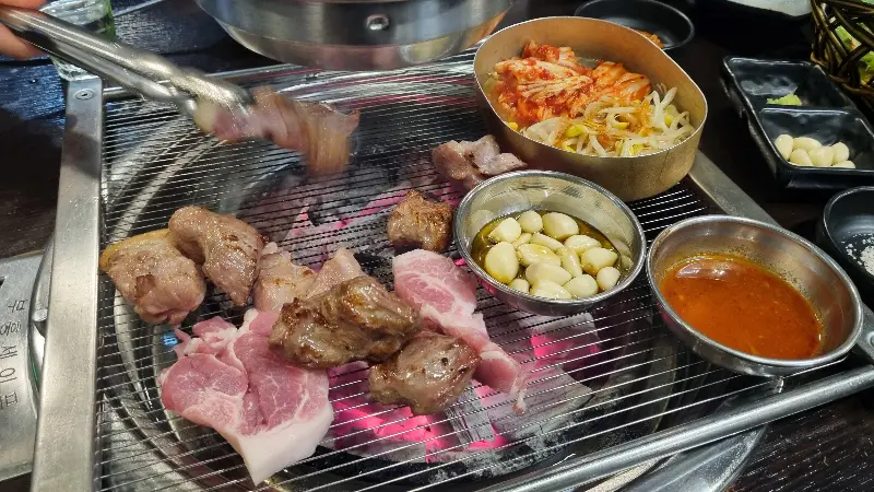 불판 위에서 익어가는 고기