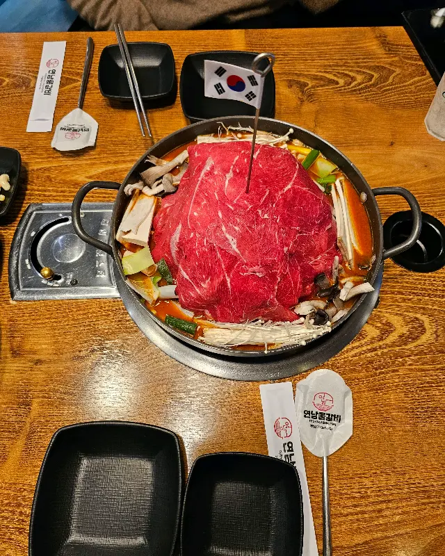 테이블 위에 놓인 물갈비 냄비