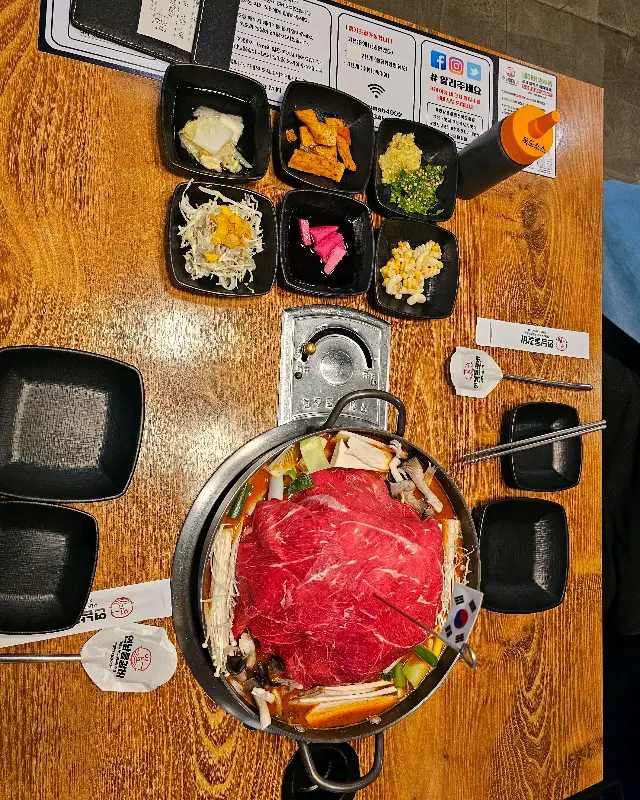 테이블 가득 차려진 반찬과 물갈비