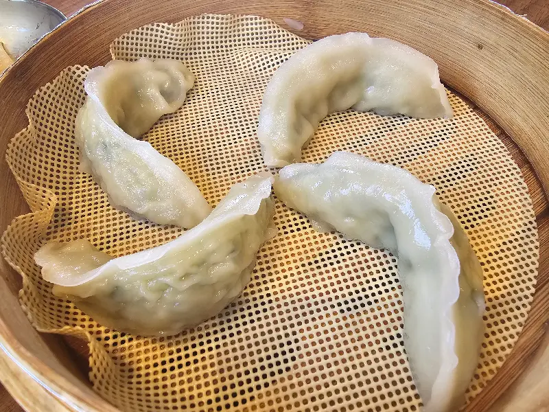 윤기가 좌르르 흐르는 만두