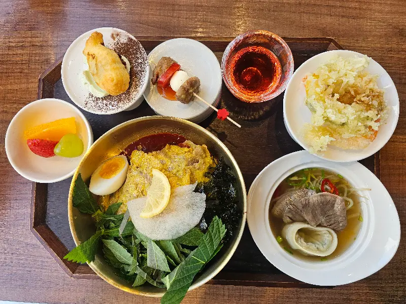 다양한 메뉴가 한상에 정갈하게 차려진 모습