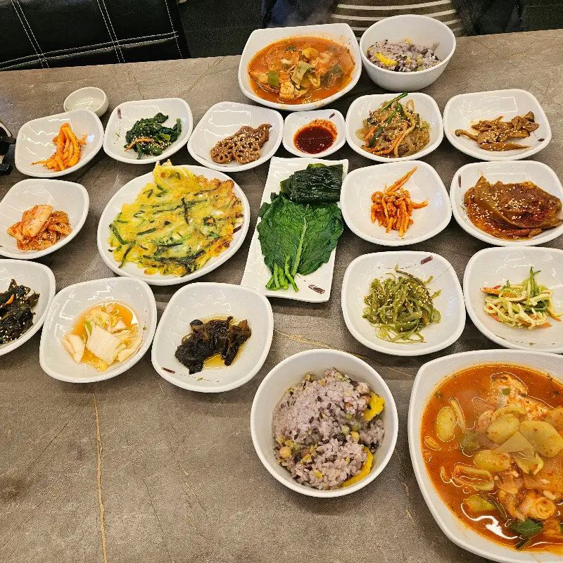 다채로운 반찬이 가득 차려진 테이블 전경