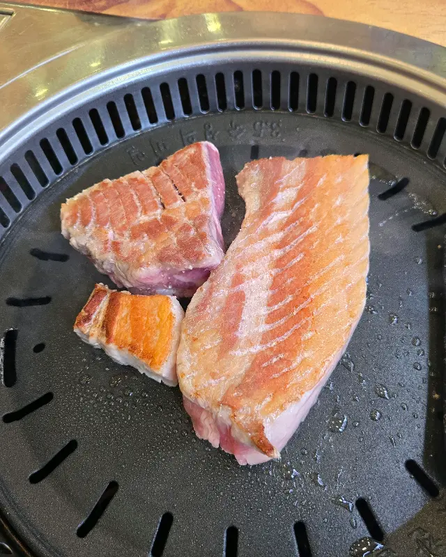 노릇하게 익어가는 삼겹살