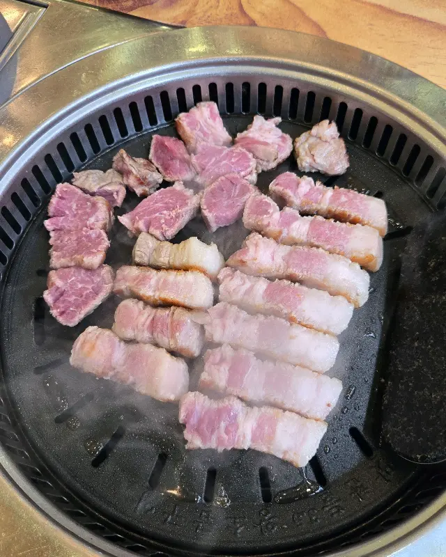 불판 가득 올려진 삼겹살
