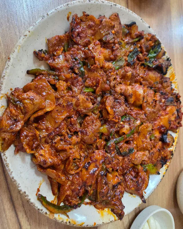 윤기가 흐르는 돼지 불고기의 모습