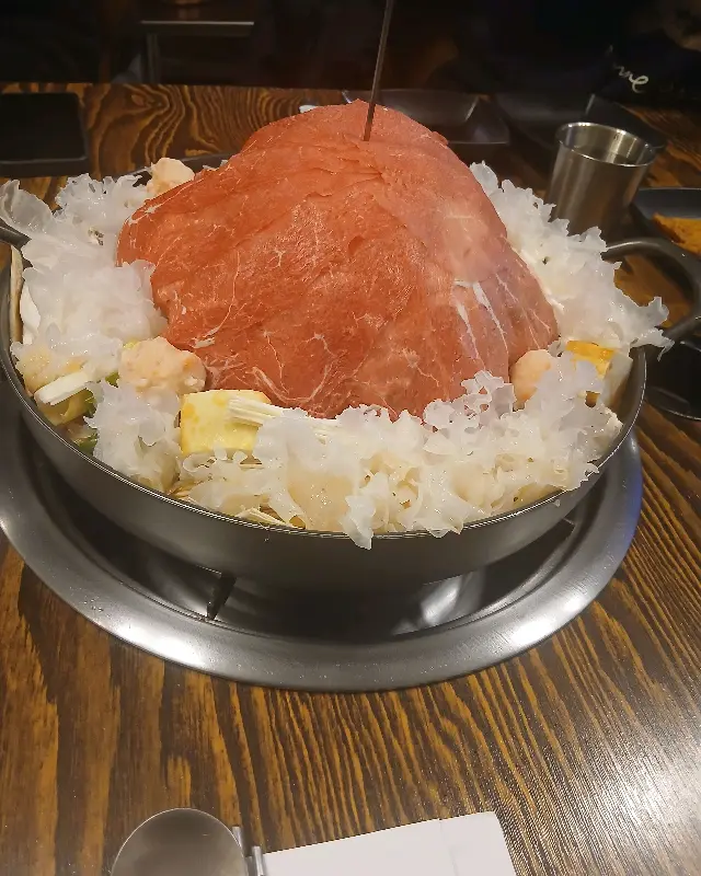 물갈비 위에 쌓인 고기