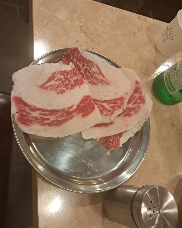 마블링이 살아있는 소고기 등심 로스