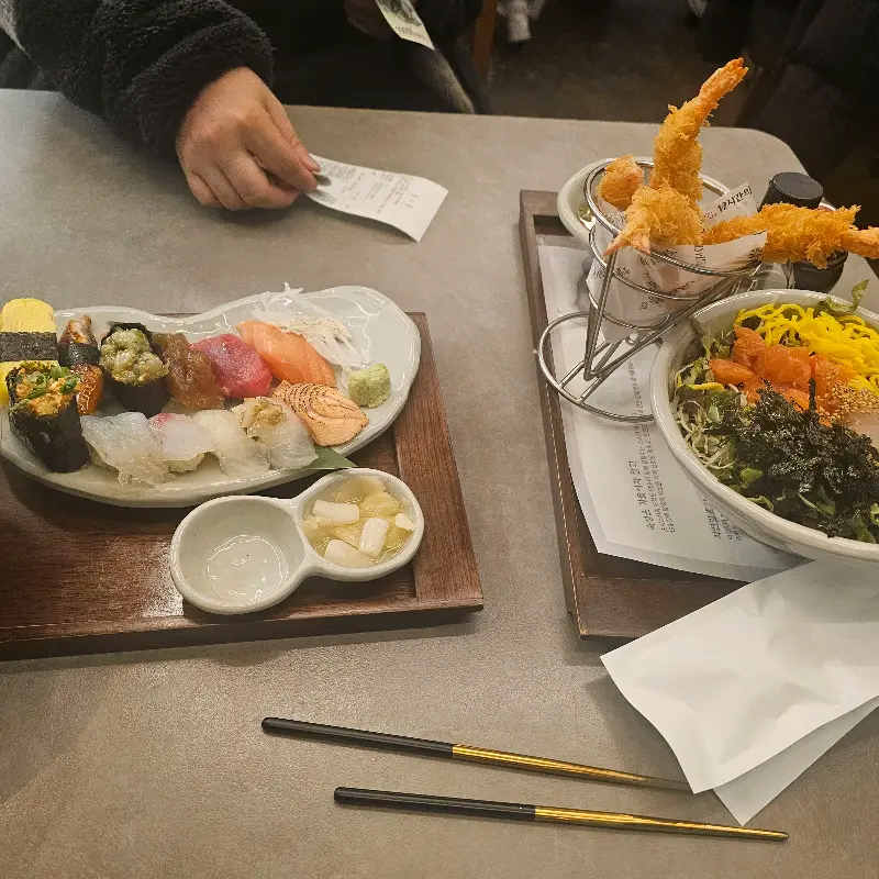 다채로운 초밥과 튀김, 회덮밥이 함께 놓인 가심비 세트