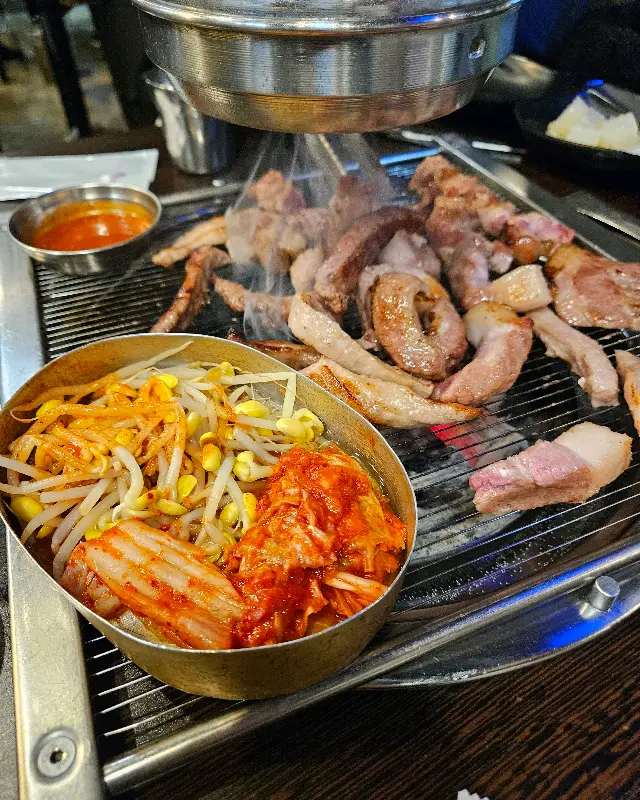 불판 위의 김치와 콩나물