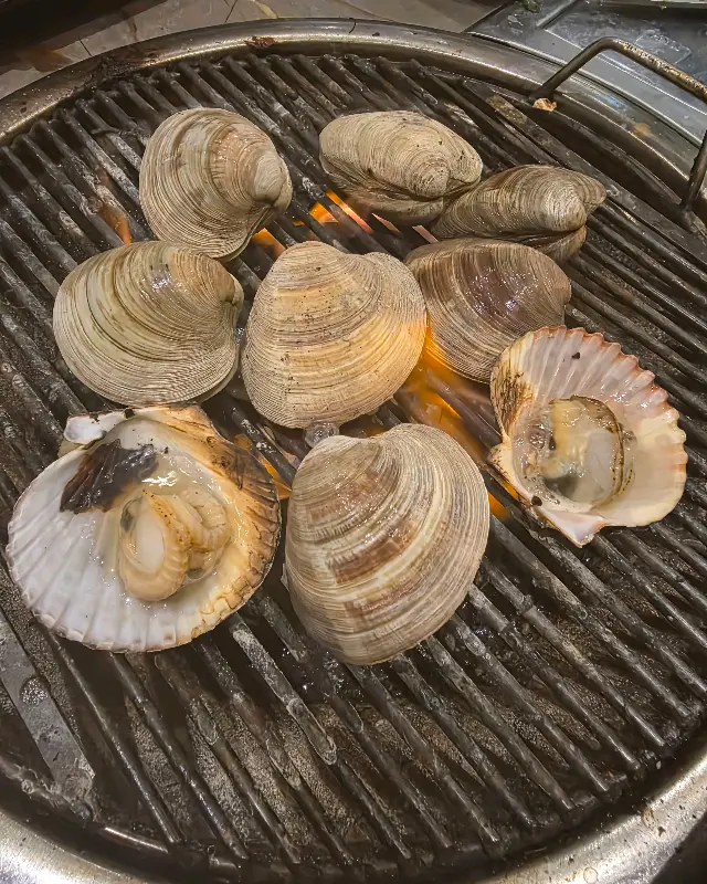 불판 위의 조개