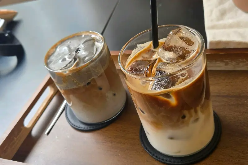 B612 크림 라떼와 솔티 초콜릿 휘낭시에