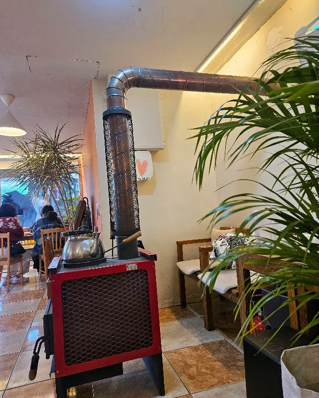 카페 내부의 장작 난로