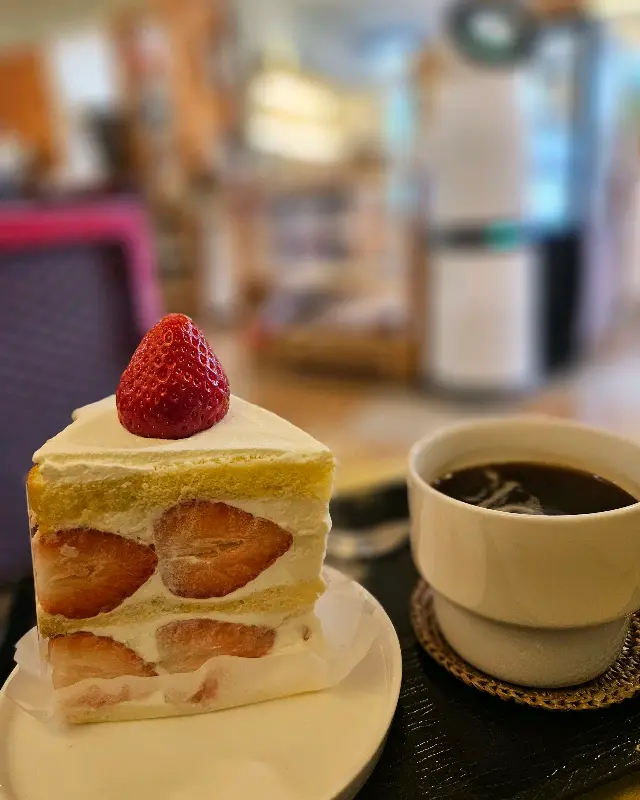 딸기 케이크와 커피