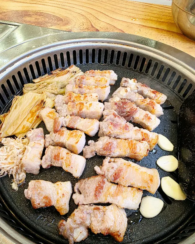 두툼한 삼겹살이 익어가는 모습