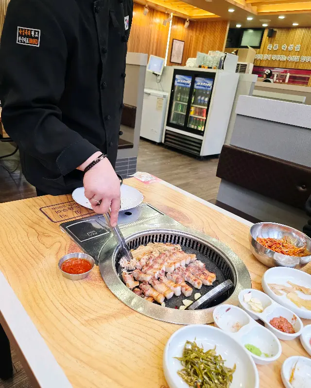 직원이 직접 구워주는 모습