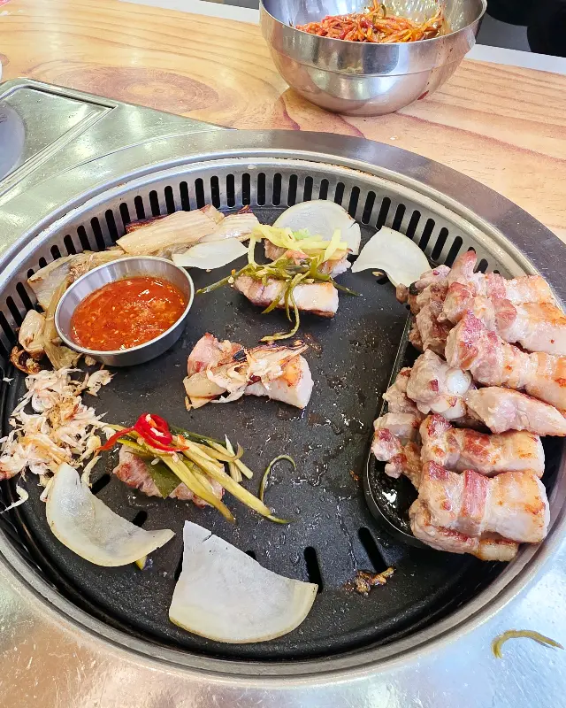 불판 위에서 익어가는 삼겹살