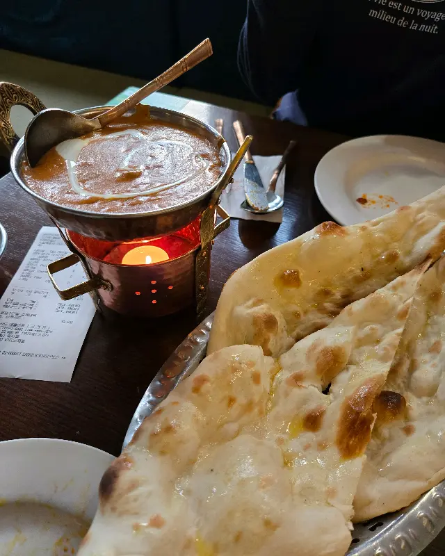 촛불 위에 올려진 버터 치킨 커리