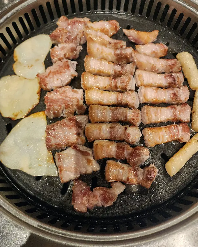 구워진 삼겹살, 김치, 떡, 감자