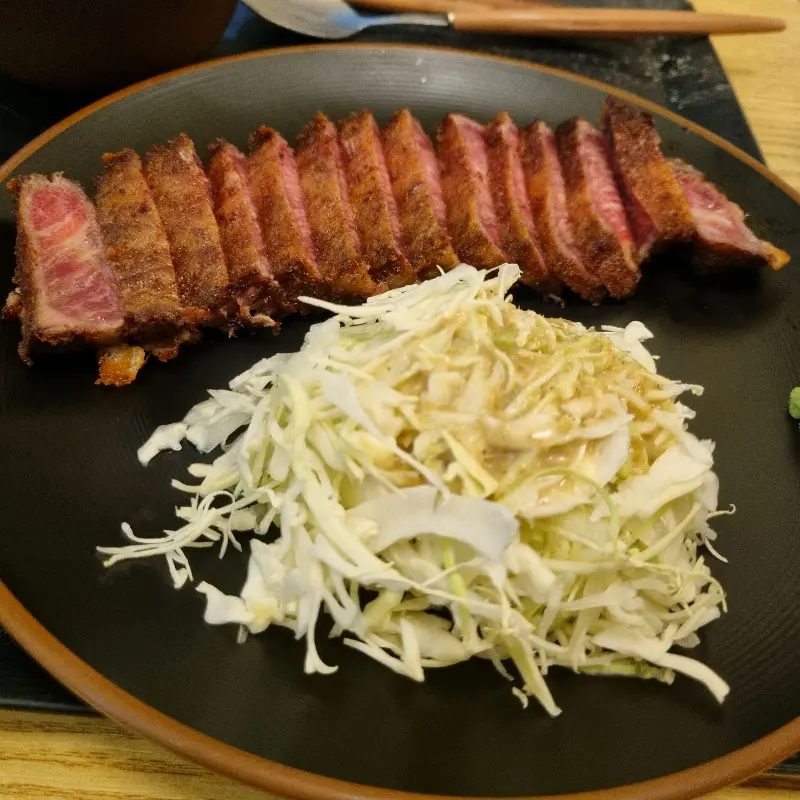 노릇하게 구워진 규카츠