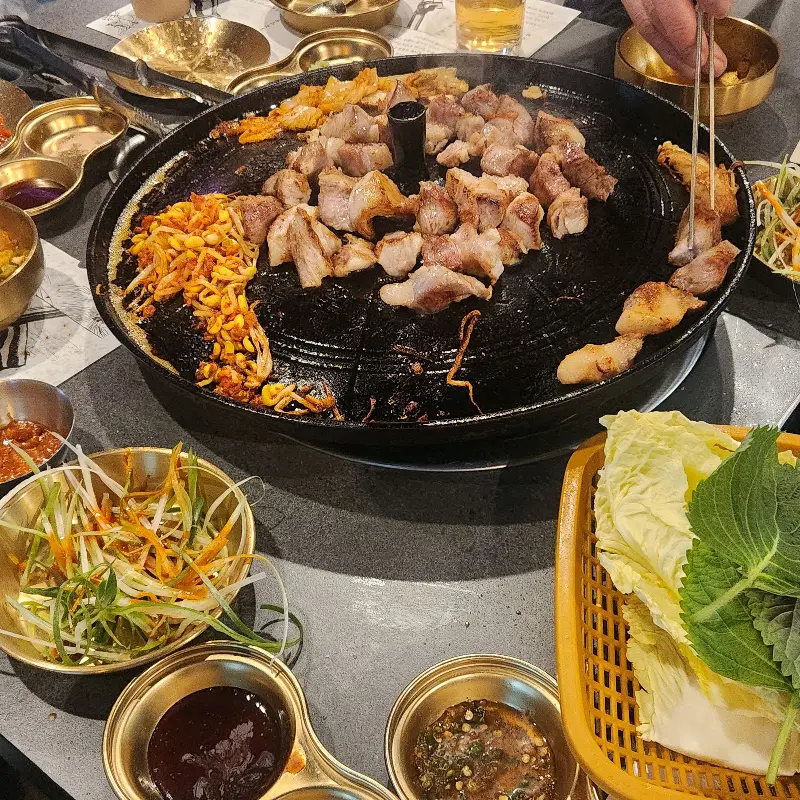 솥뚜껑에 구워먹는 삼겹살 한 상