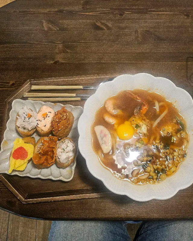 다양한 토핑이 올라간 유부초밥 세트와 게새라동