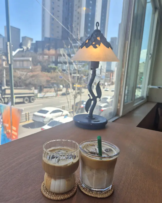 창밖 풍경과 커피