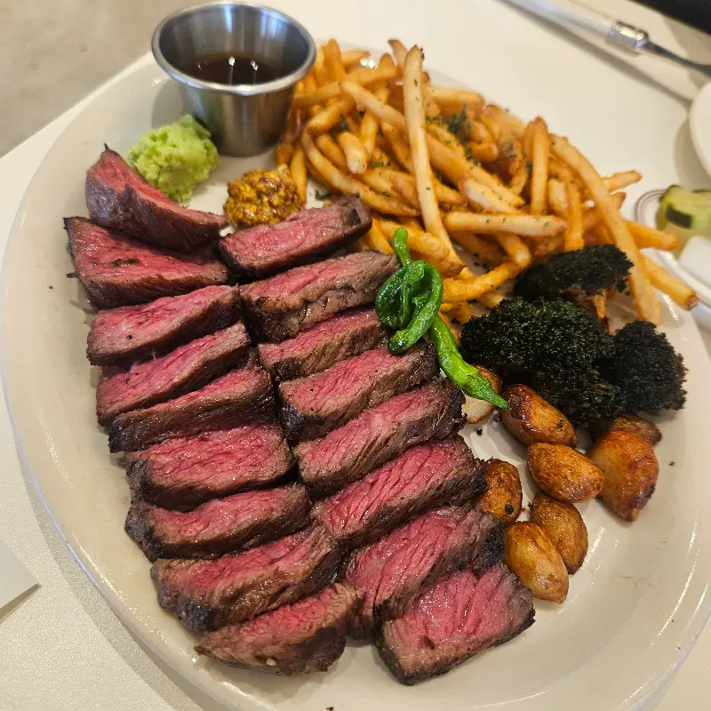 육즙 가득한 스테이크