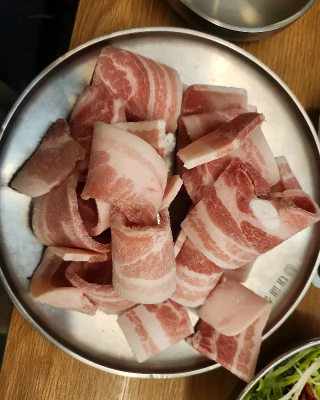 신선한 대패 삼겹살