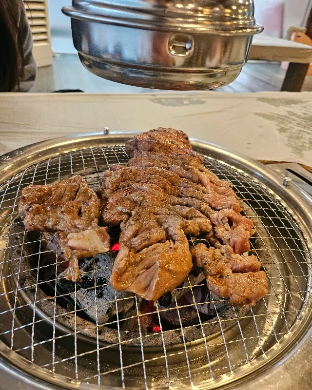 숯불 위에서 노릇하게 구워지는 양념갈비