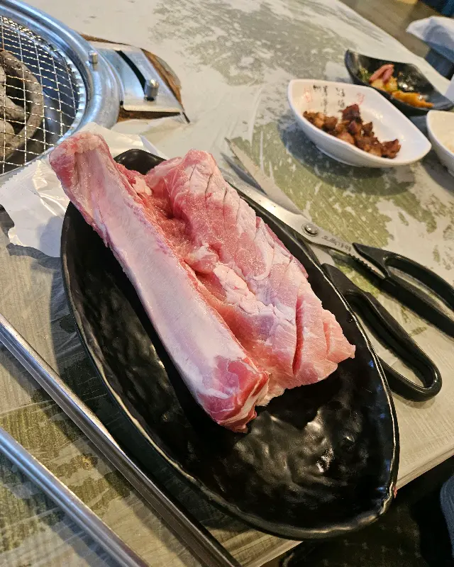 윤기가 흐르는 흑돼지 생갈비