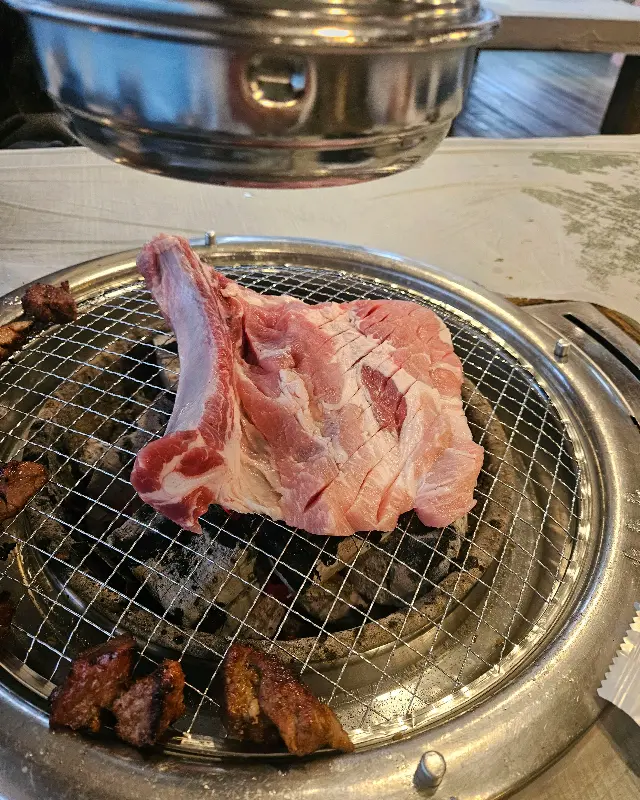 숯불 위에서 익어가는 생갈비