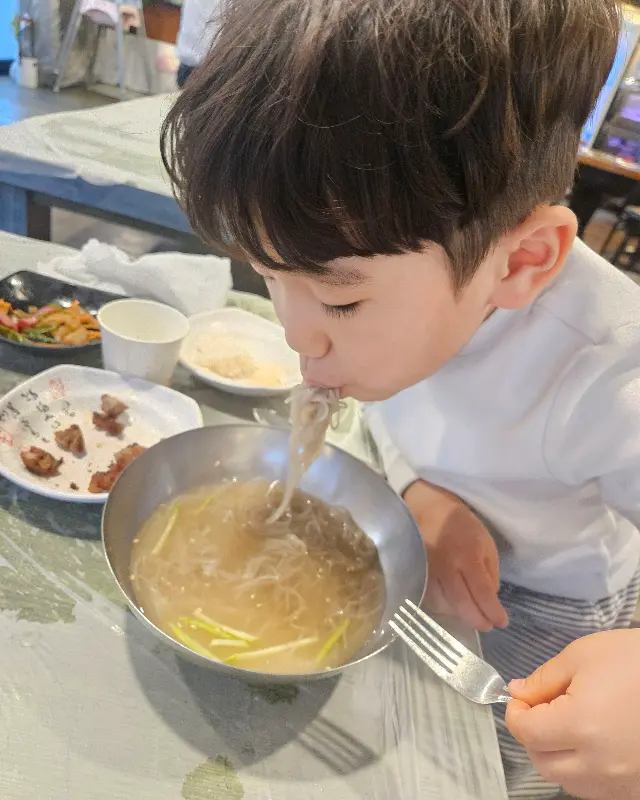 물냉면을 맛있게 먹는 아이
