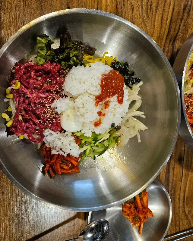 육회비빔밥의 윗모습