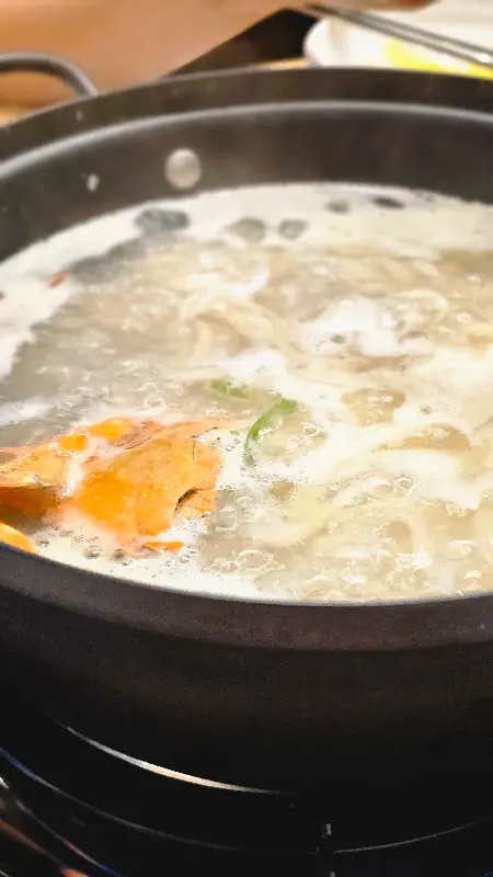 꽃게가 통째로 들어간 칼국수