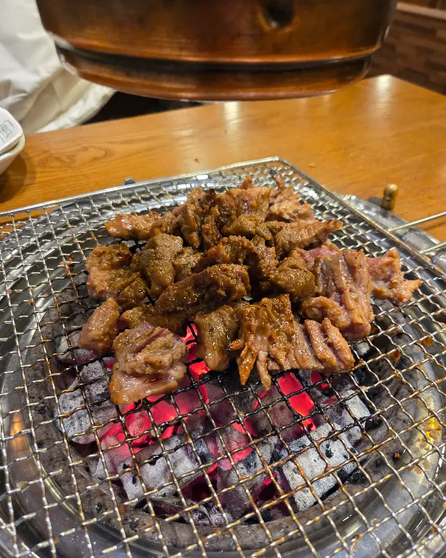 숯불 위에서 맛있게 익어가는 돼지갈비