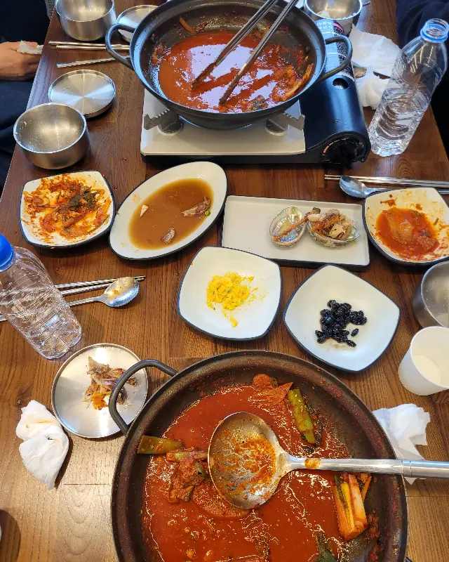 갈치 조림을 밥에 얹어 먹는 모습