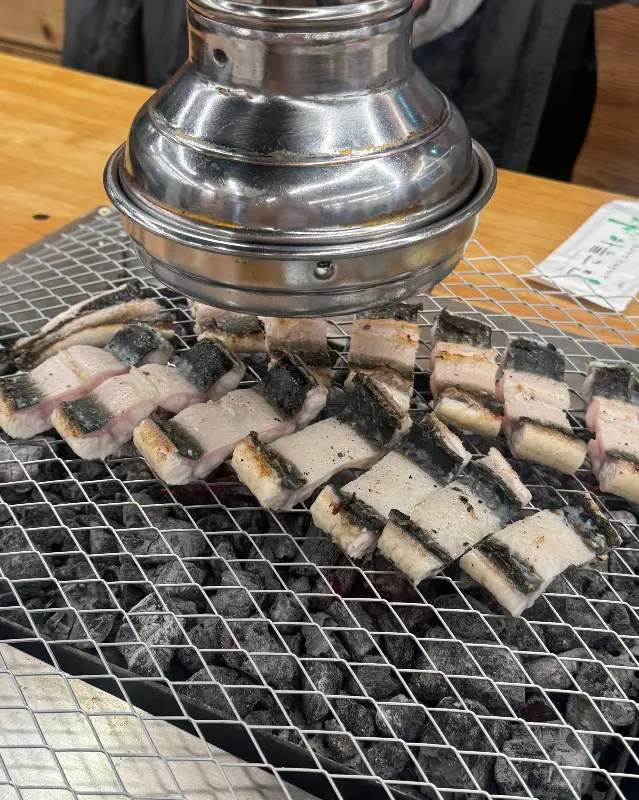 숯불 위에서 익어가는 장어